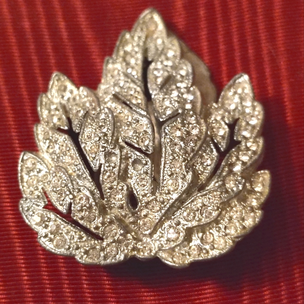 Vintage Silver Dress ClipsSilvertone Leaf Dress Clip: "2X2